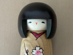 ORYOKI Kokeshi: Holzpuppe Sakura